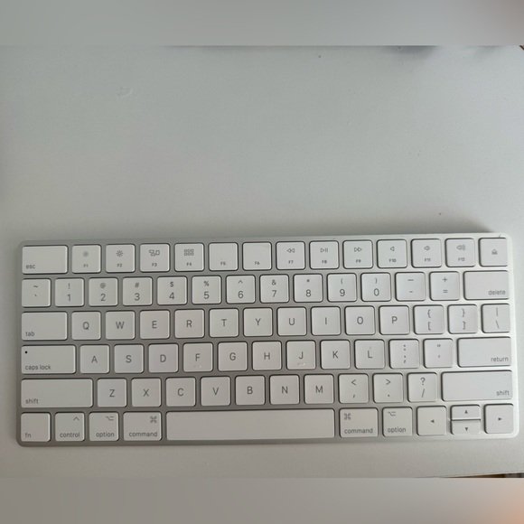 Apple Magic Keyboard - Picture 1 of 2